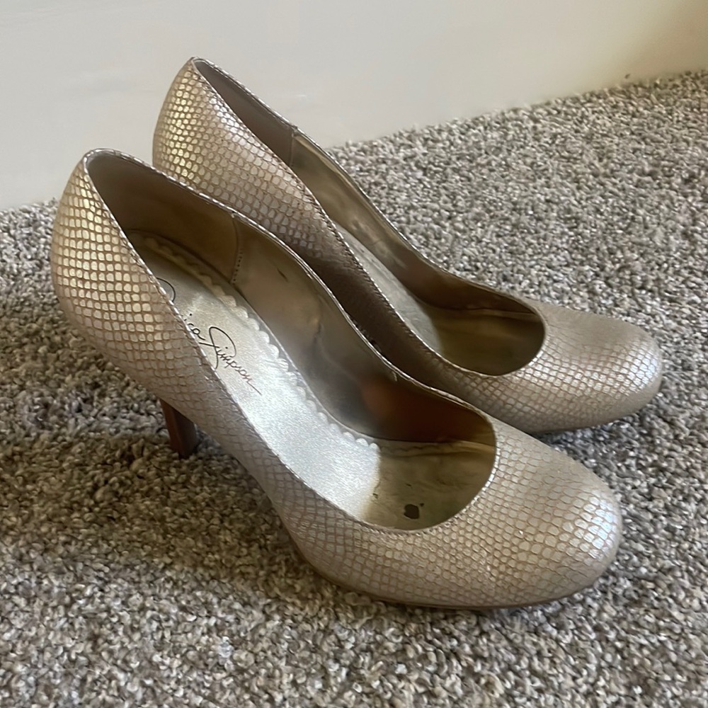 Jessica Simpson gold snakeskin round toe heels, size 8.5.